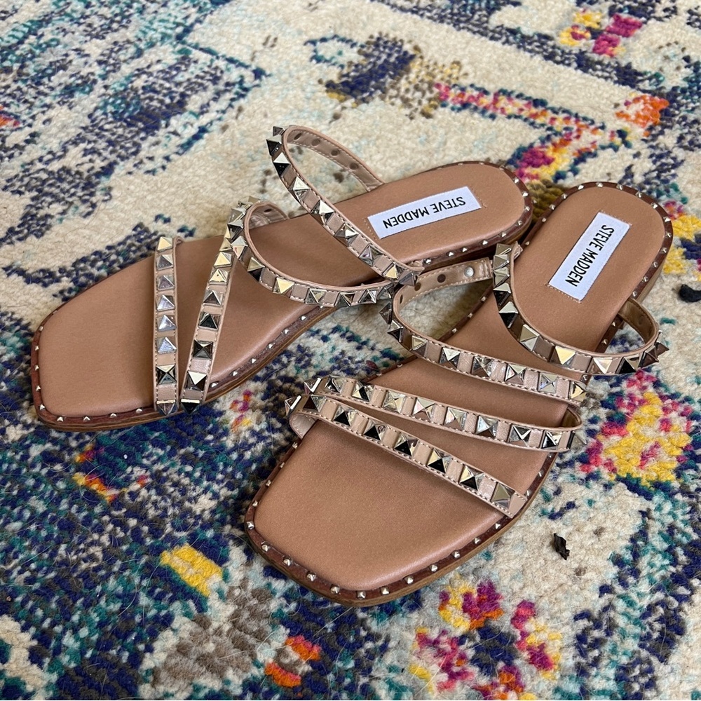 Steve Madden Skyler Tan Studded Flat Sandals size 8 - Picture 2 of 5